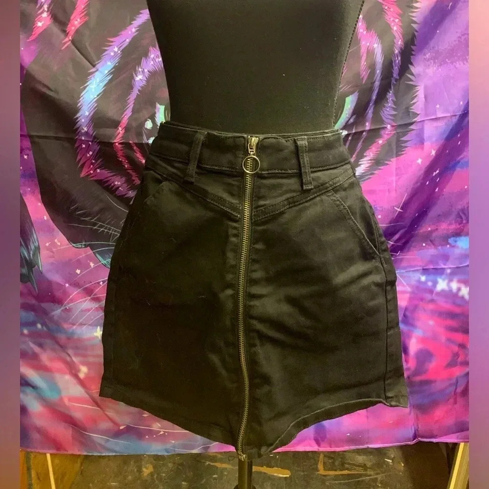 Blk zip up mini skirt